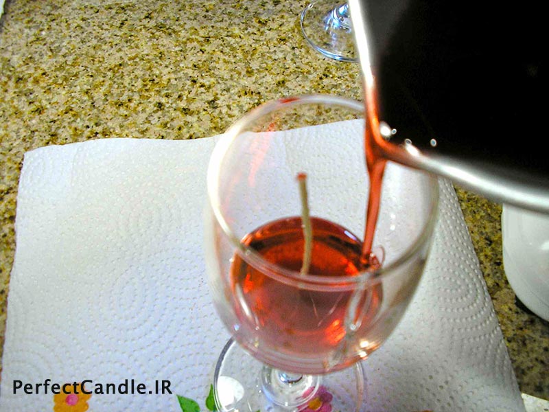 ریختن ژل ذوب شده در داخل قالب شیشه ای
